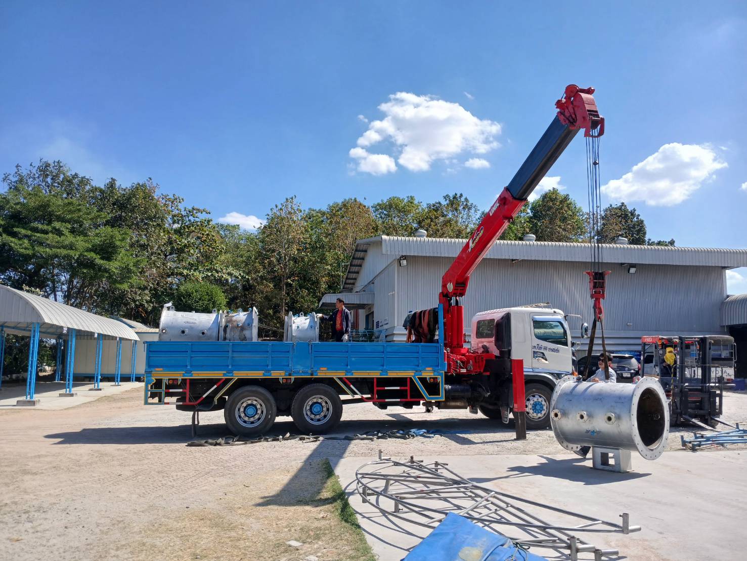 รถเฮี๊ยบ พิชยาเครน ให้บริการยกเคลื่อนย้ายชิ้นงานหน้างาน