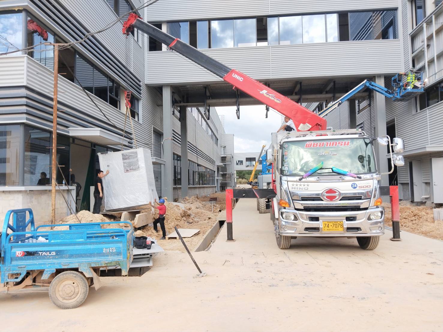 รถเฮี๊ยบ พิชยาเครน ให้บริการยกติดตั้งเครื่องจักรทำงานในพื้นที่โรงงาน