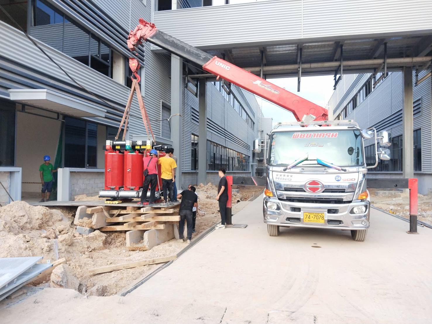 รถเฮี๊ยบ พิชยาเครน ให้บริการยกติดตั้งเครื่องจักรทำงานในพื้นที่โรงงาน