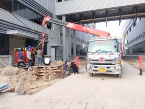 รถเฮี๊ยบ พิชยาเครน ให้บริการยกติดตั้งเครื่องจักรทำงานในพื้นที่โรงงาน