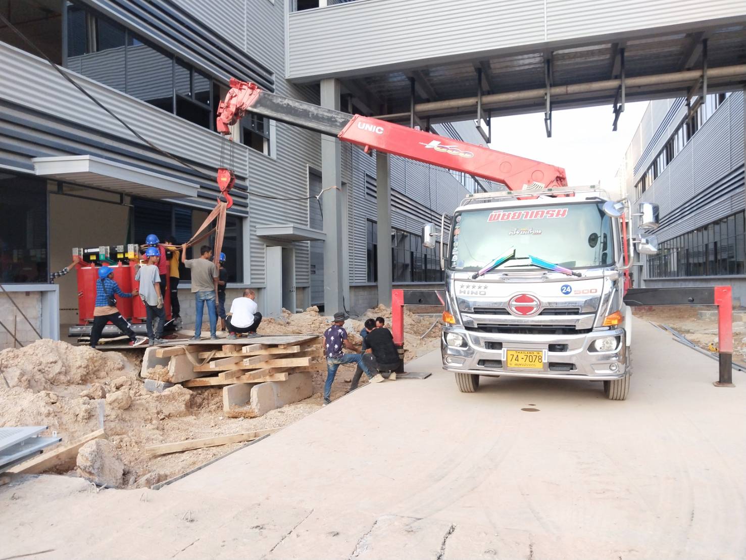 รถเฮี๊ยบ พิชยาเครน ให้บริการยกติดตั้งเครื่องจักรทำงานในพื้นที่โรงงาน