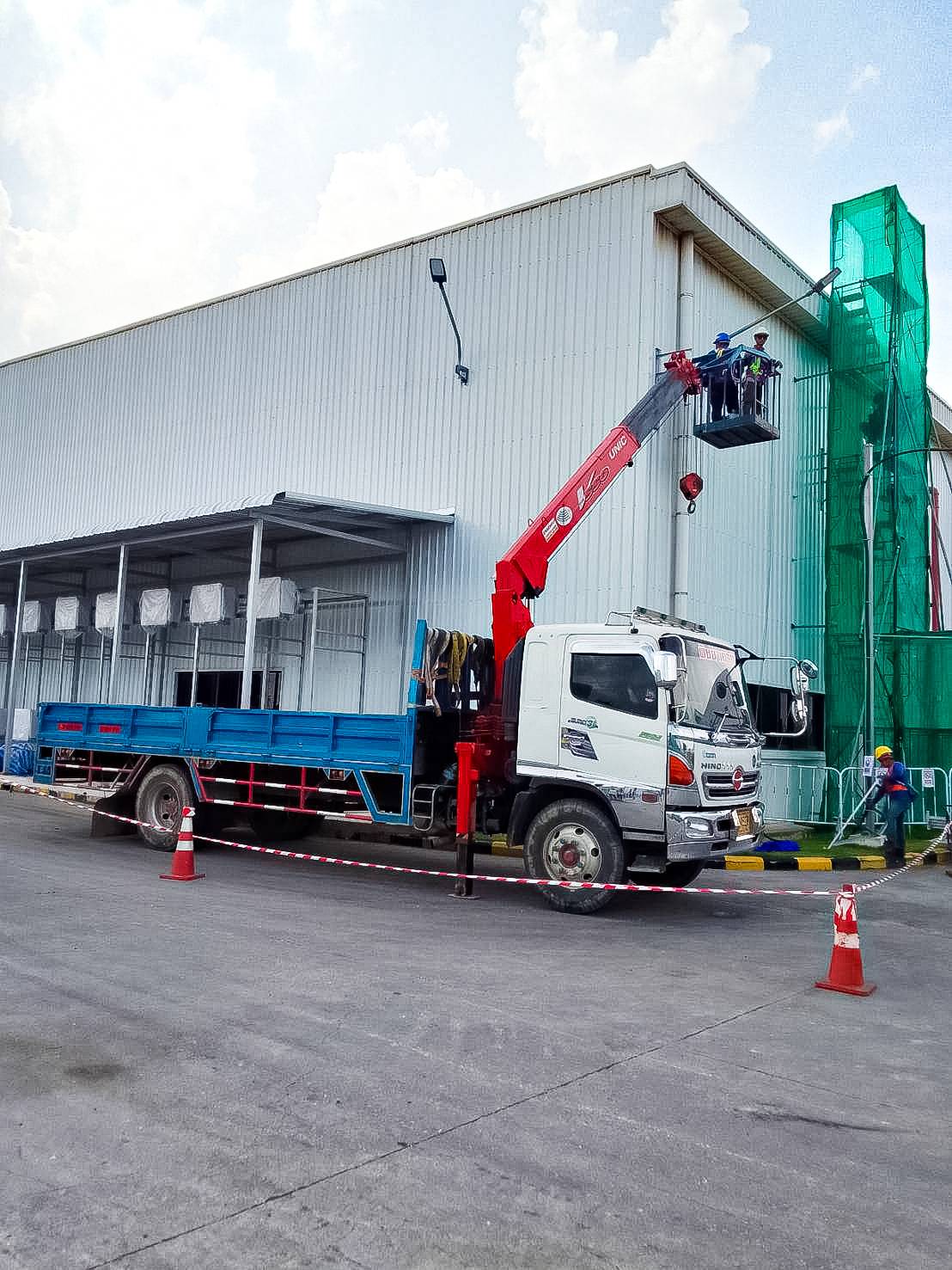 รถเฮี๊ยบ พิชยาเครน ให้บริการติดกระเช้าทำงานในที่สูงในพื้นที่โรงงาน