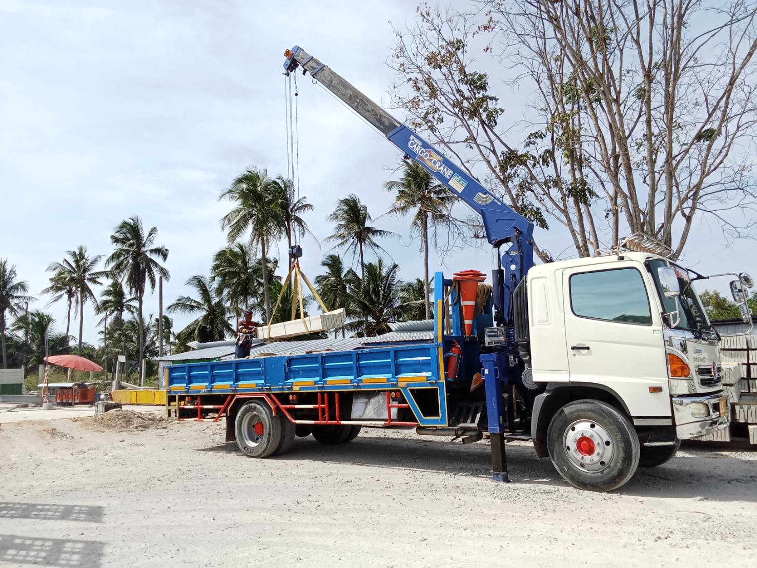 รถเฮี๊ยบ พิชยาเครน ให้บริการยกเคลื่อนย้ายชิ้นงานหน้างาน