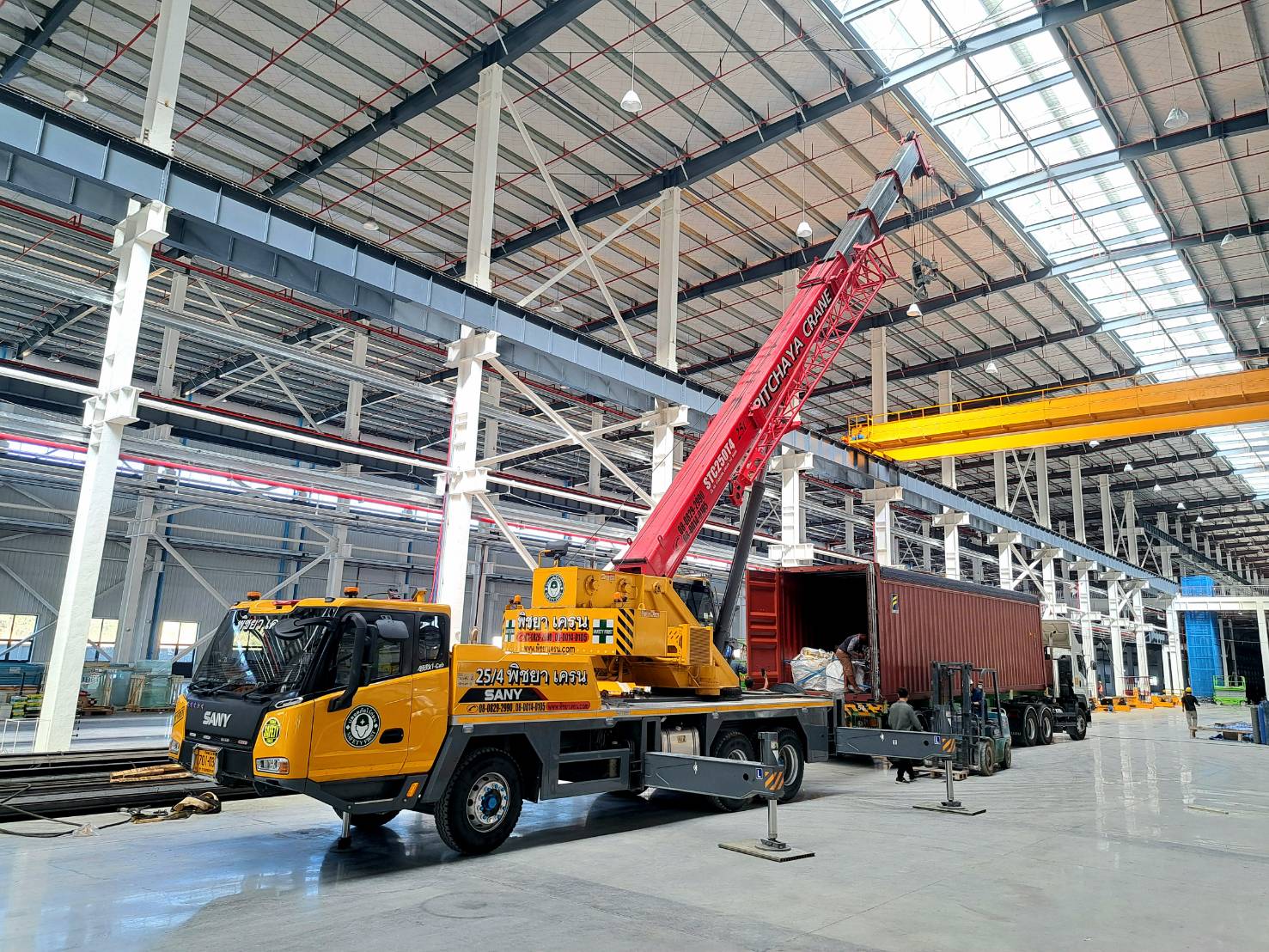 เช่ารถเครน ชลบุรี งานยกและติดตั้ง