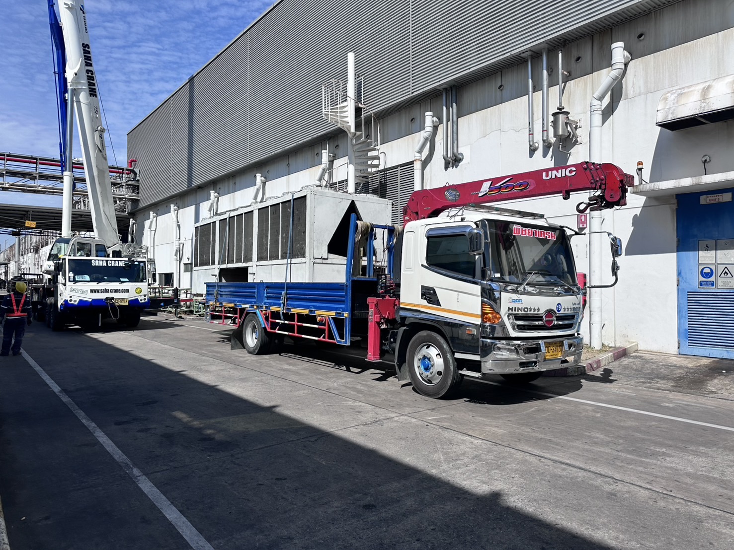 รถเฮี๊ยบ พิชยาเครน ให้บริการยกขนย้ายตู้ในพื้นที่ พัทยา