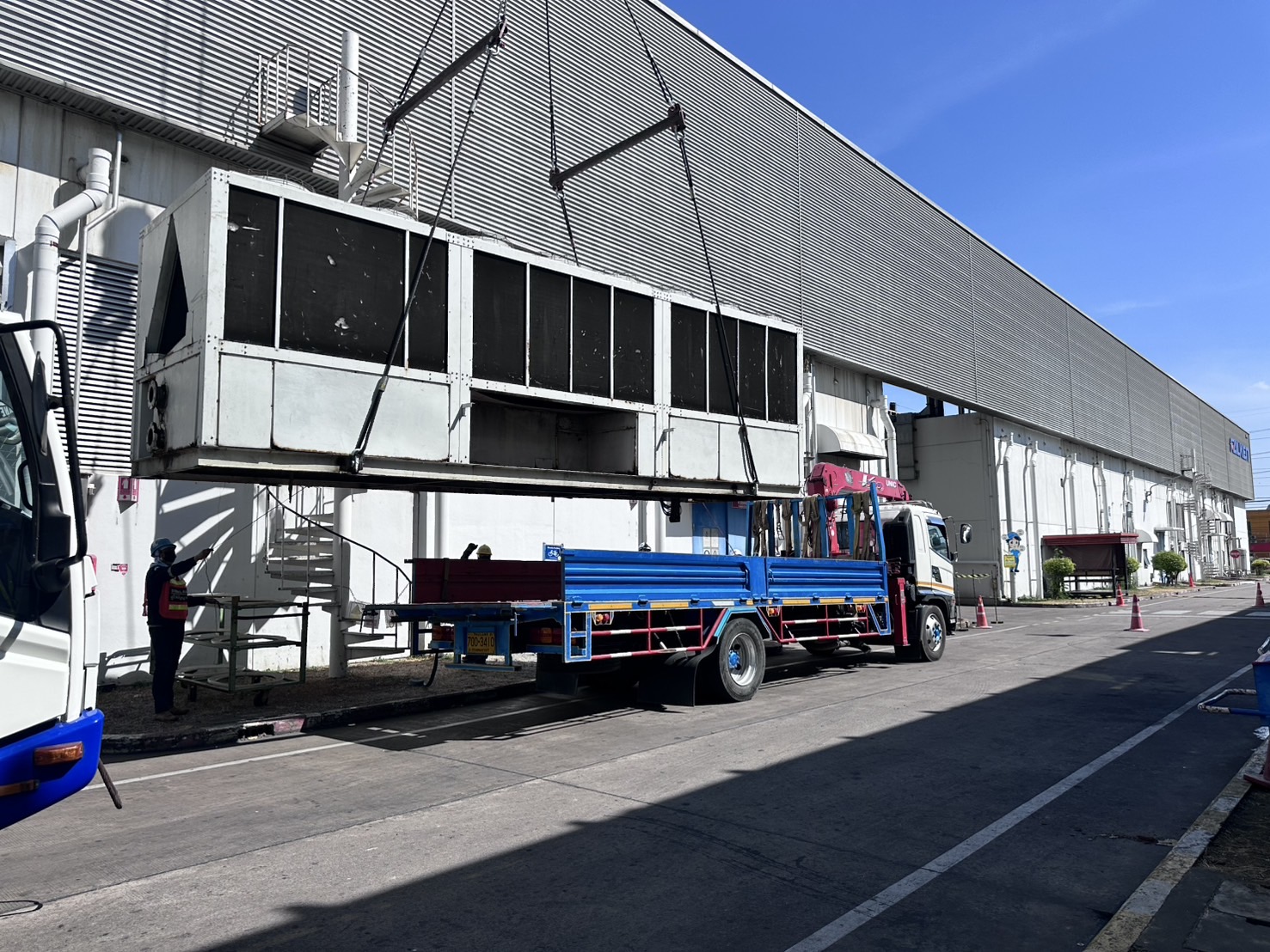 รถเฮี๊ยบ พิชยาเครน ให้บริการยกขนย้ายตู้ในพื้นที่ พัทยา