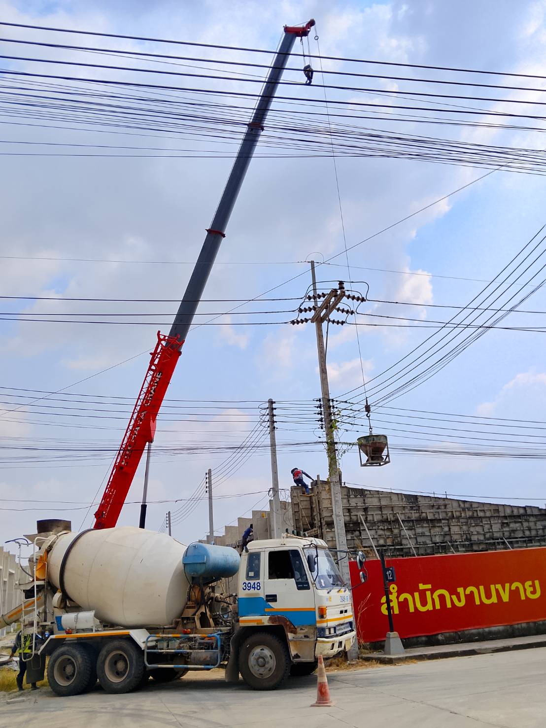 รถเครน พิชยาเครน ให้บริการเทปูนในโครงการ