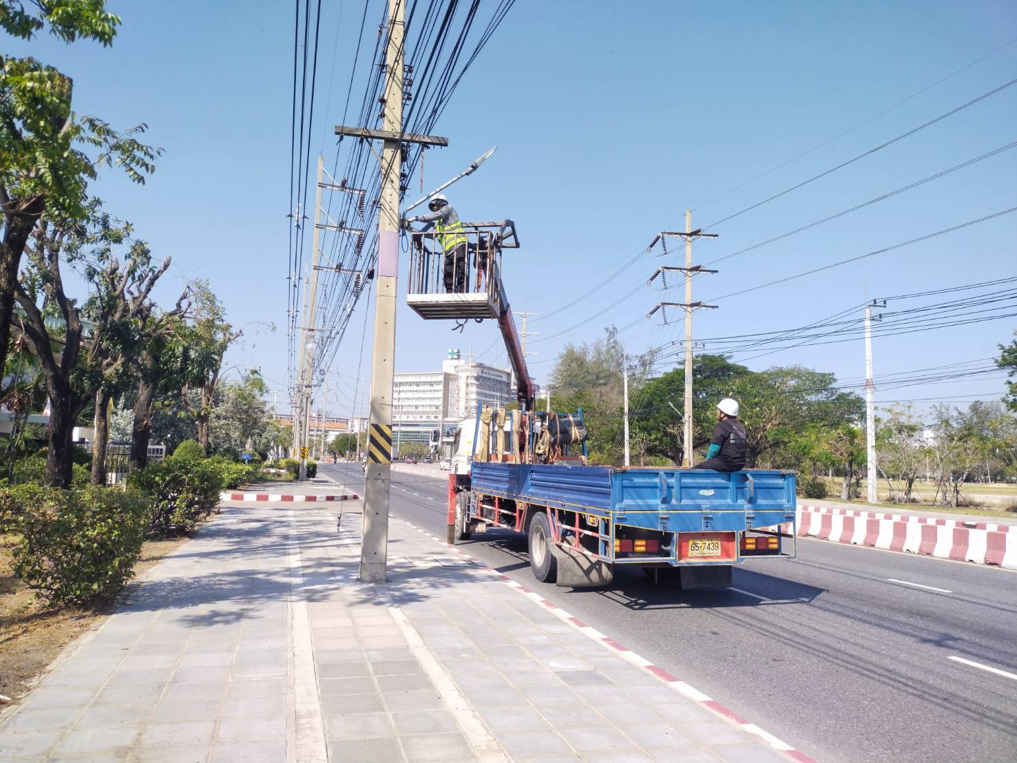 รถเฮี๊ยบติดกระเช้าปลายบูม-พิชยาเครน