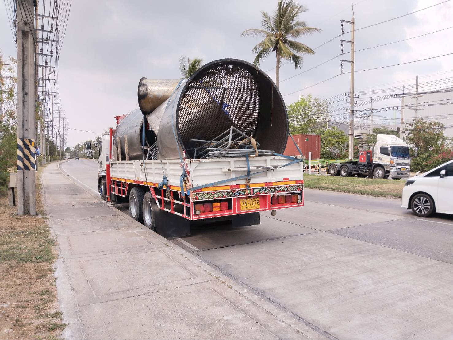 รถเฮี๊ยบ พิชยาเครน ให้บริการขนย้ายชิ้นงานต่างๆพื้นที่ อมตะชลบุรี