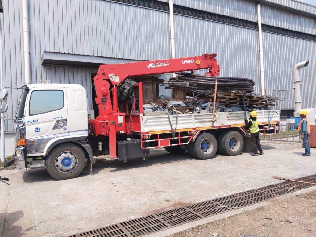 รถเฮี๊ยบปลวกเเดง-พิชยาเครน