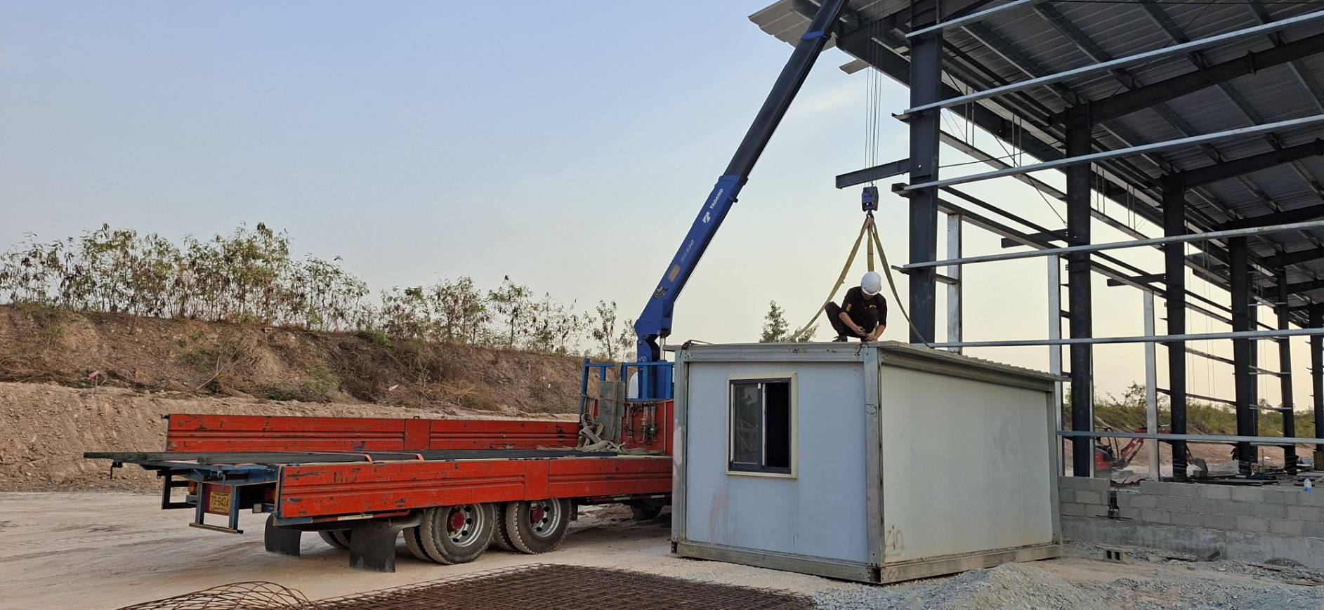 รถเฮี๊ยบบ้านค่าย-พิชยาเครน-บริการยกย้ายตู้คอนเทนเนอร์