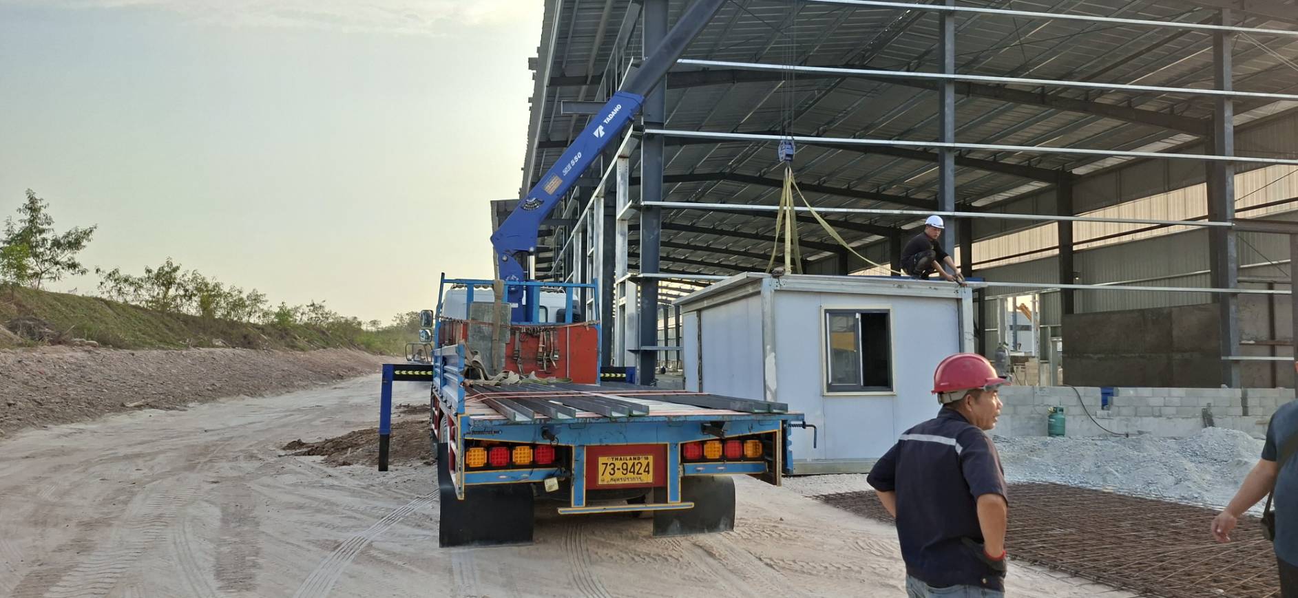 รถเฮี๊ยบบ้านค่าย-พิชยาเครน-บริการยกย้ายตู้คอนเทนเนอร์