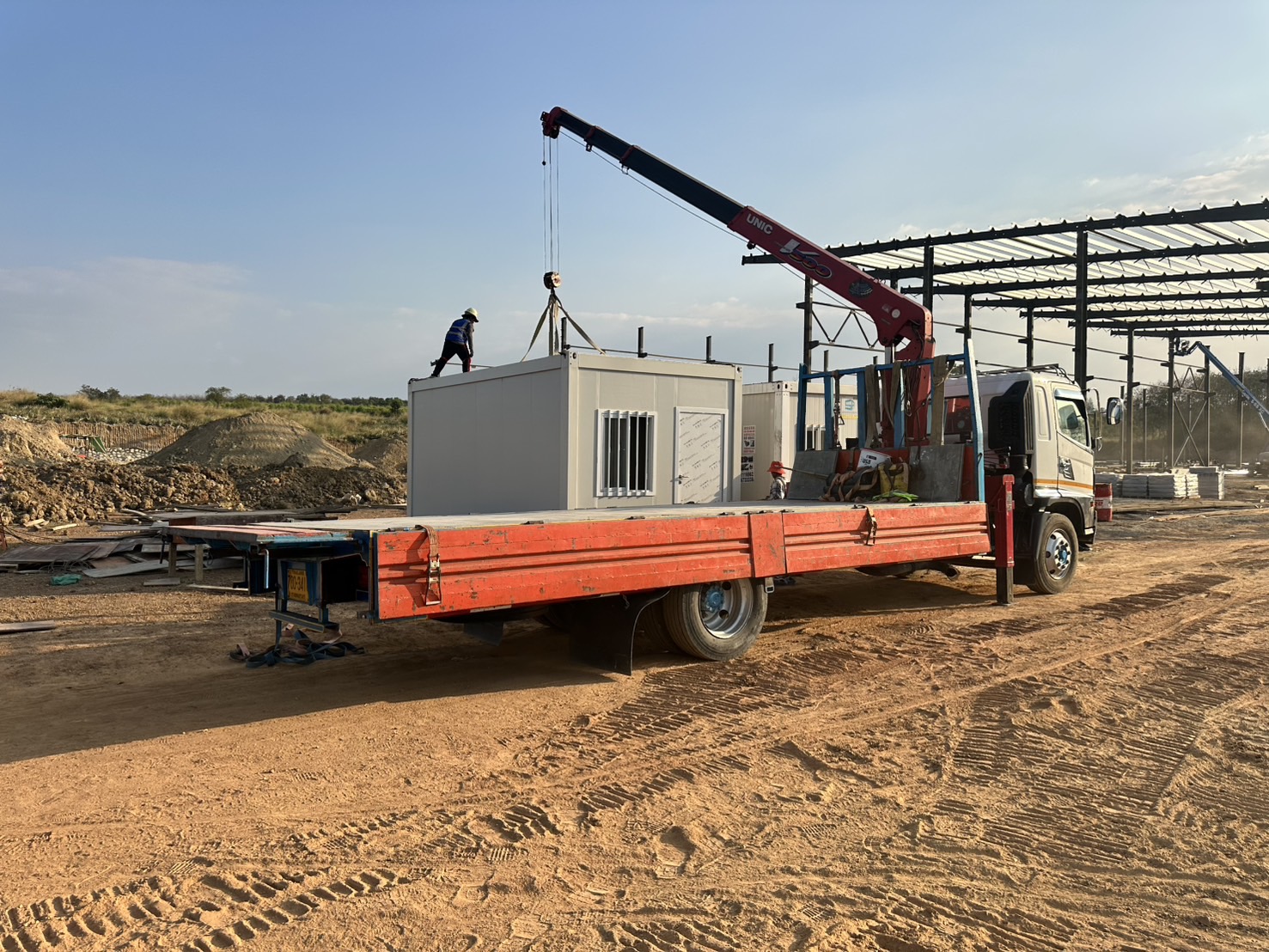 รถเฮี๊ยบ พิชยาเครน ให้บริการยกย้ายตู้สำนักงานในพื้นที่ ศรีราชา เขาคันทรง ปิ่นทอง5 สุรศักดิ์ บ่อวิน