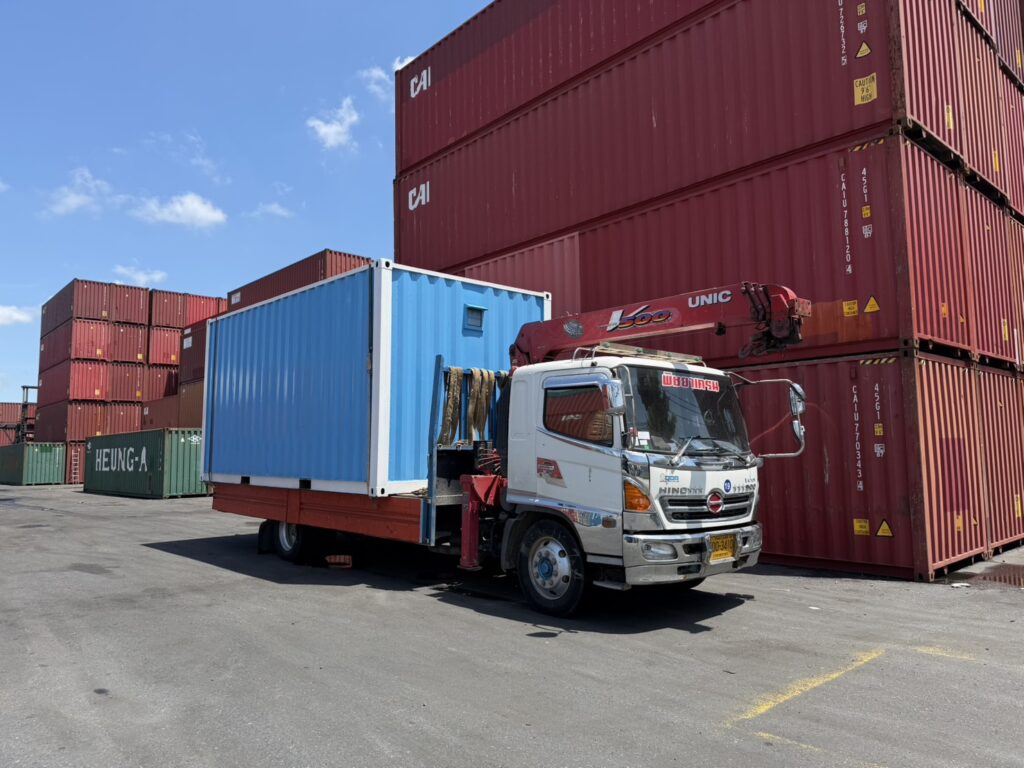 รถเฮี๊ยบมาบปูกำลังยกตู้คอนเทนเนอร์