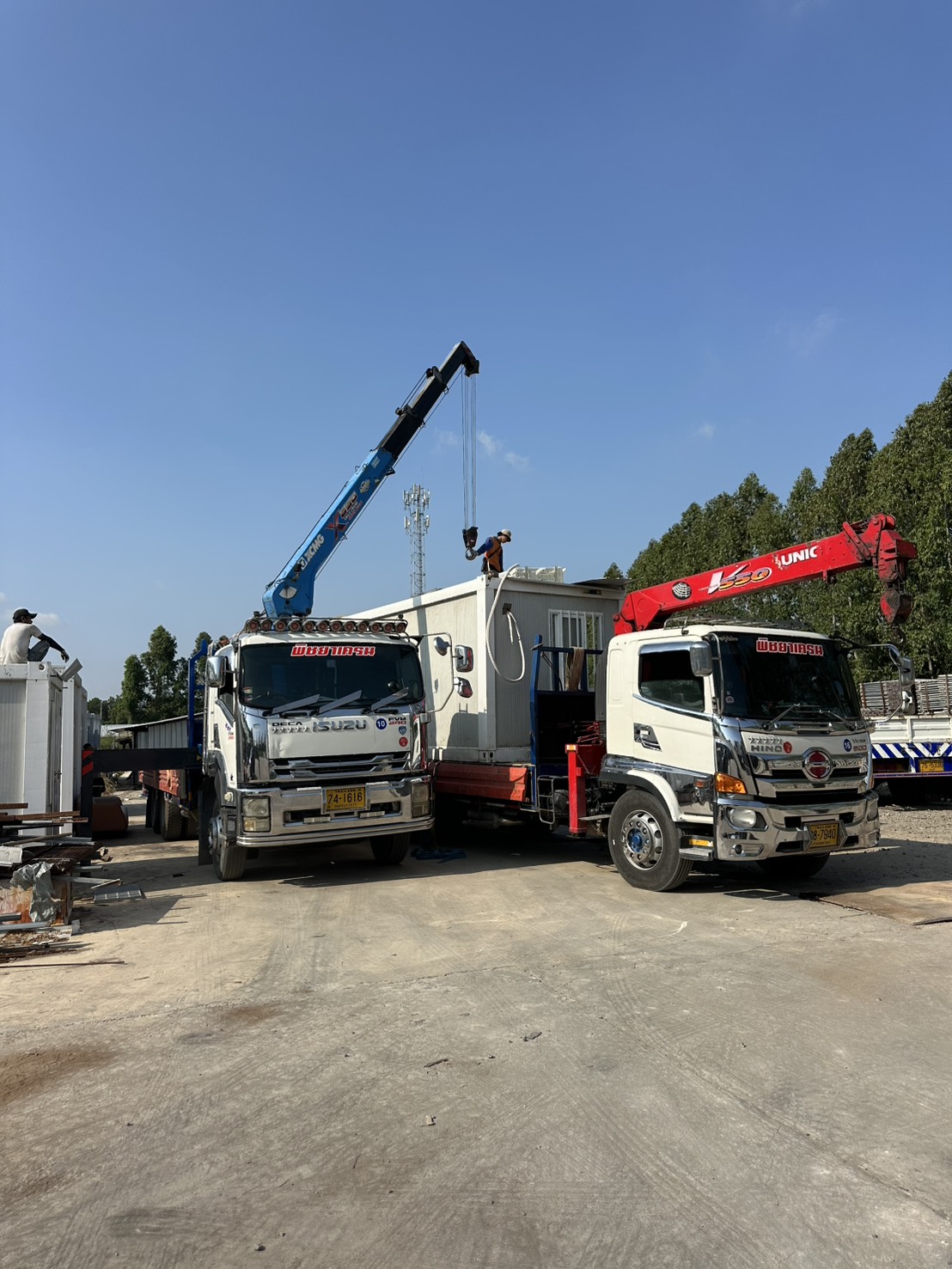 รถเฮี๊ยบขนย้ายตู้คอนเทนเนอร์-พิชยาเครน